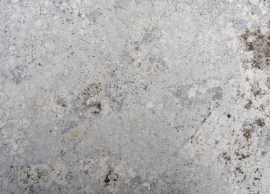 Arka planda beton dokusu olan eski gri beton duvar. Kopyalama alanı ile ön görünüm.
