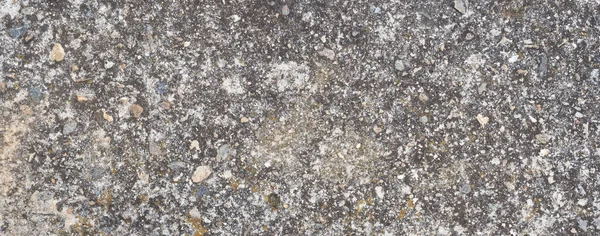 Arka planda beton dokusu olan eski gri beton duvar. Kopyalama alanı ile ön görünüm.