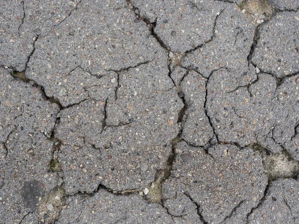 Gammal Sprucken Grå Asfaltyta Sprucken Asfalt Struktur För Bakgrund Framifrån — Stockfoto