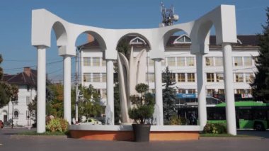 Targu-Jiu, Romanya-08 Ekim 2022: Targu-Jiu 'da şehir merkezindeki çeşme. 4K çözünürlük görüntüleri.