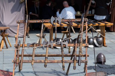 Craiova, Dolj İlçesi, Romanya 14 Mayıs 2022: Bir ortaçağ festivalinde Ortaçağ silahları sergisi Michael le Brave (Mihai Viteazul ). 