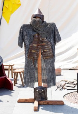 Craiova, Dolj İlçesi, Romanya 14 Mayıs 2022: Bir ortaçağ festivalinde Ortaçağ silahları sergisi Michael le Brave (Mihai Viteazul ). 