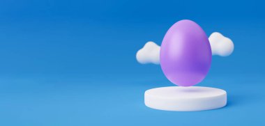 Kürsüde menekşe Paskalya yumurtası. Mavi arkaplanda bulutlu bir resim. Mutlu Paskalyalar konsepti. Heykel ve yumurtayla en küçük sahne.