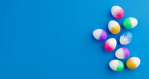 Stelletje Kleurrijke Eieren Een Blauwe Paasachtergrond Rendering Stapel Van Geboorte — Stockfoto