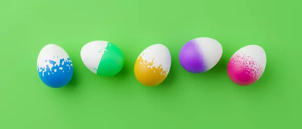 Stelletje Kleurrijke Eieren Een Groene Paasachtergrond Rendering Stapel Van Geboorte — Stockfoto