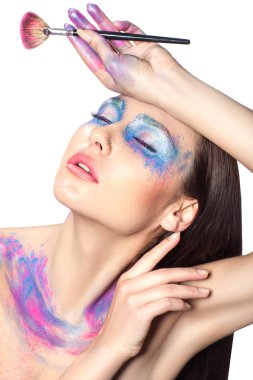 yapılan makyaj fırçası ile kız