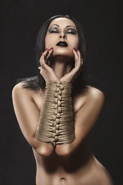 Kız elleri bağlı olarak.