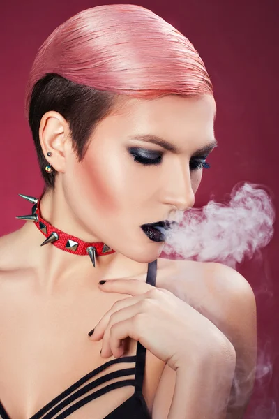 Lány a füstöt fúj. — Stock Fotó