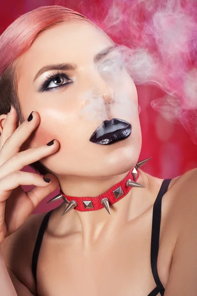 Mädchen bläst Rauch von schwarzen Lippen. — Stockfoto