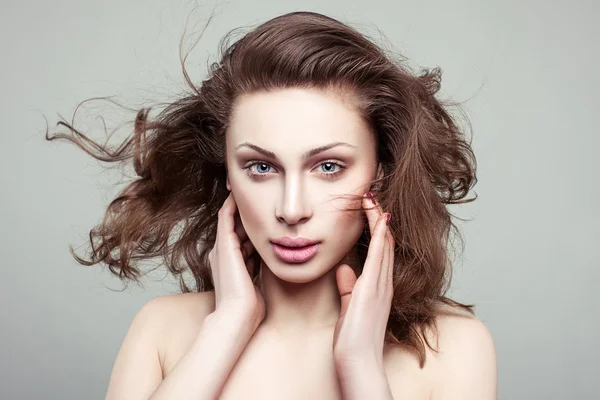 Retrato de una chica con maquillaje mínimo . —  Fotos de Stock