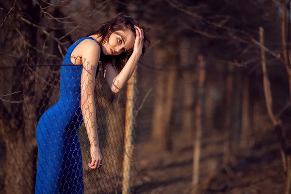 Belle fille en robe de soirée bleue . — Photo