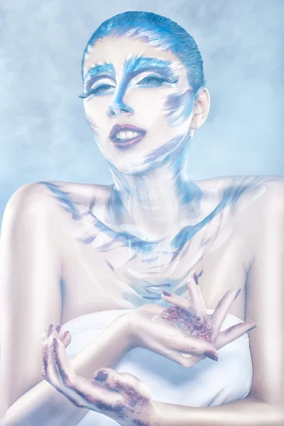 Menina em uma maquiagem névoa azul . — Fotografia de Stock
