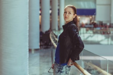 gözlük romantik hayalleri ile kız.