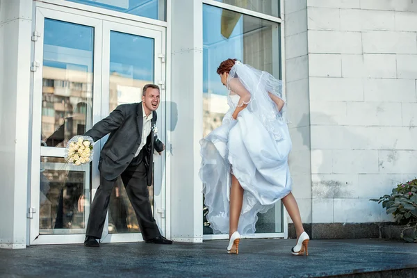 Groom does not let the bride at a wedding. — Stock Photo, Image