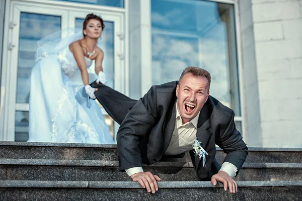 Noiva arrastando noivo no casamento . — Fotografia de Stock