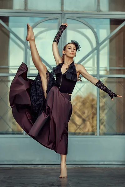 Chica bailando con un pie elevado alto . — Foto de Stock