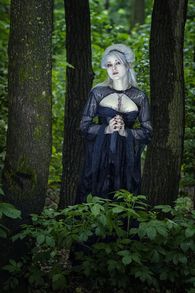 Hermosa chica echada en el bosque . —  Fotos de Stock
