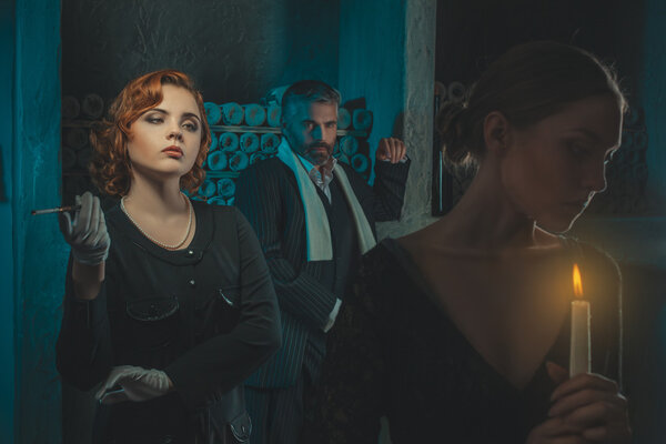 Ретро девушка и мужчина, смотрящий на нее
.