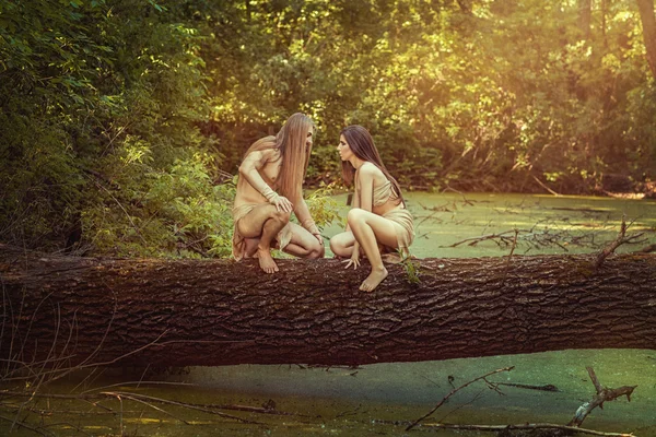 Hombres salvajes en el bosque . — Foto de Stock