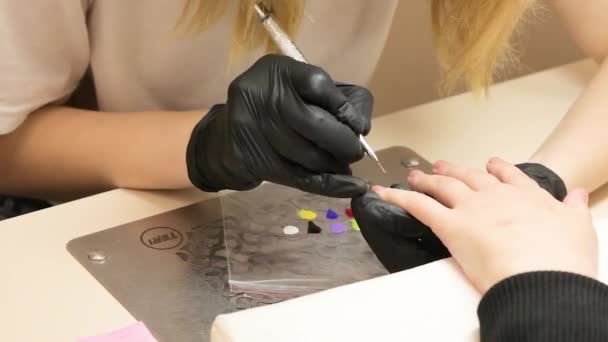 Woman Master Manicure Draws Pattern Nails Professional Manicure Salon — Stock Video