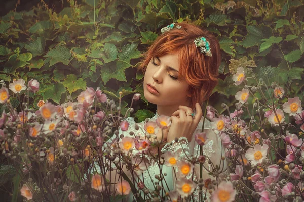 Flicka i blommor — Stockfoto