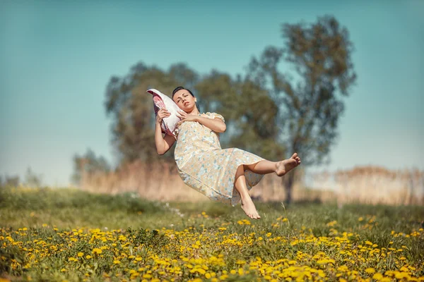 Menina com travesseiro sobe. — Fotografia de Stock