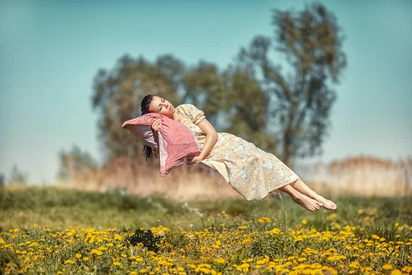 Mädchen schwebt und schläft. — Stockfoto