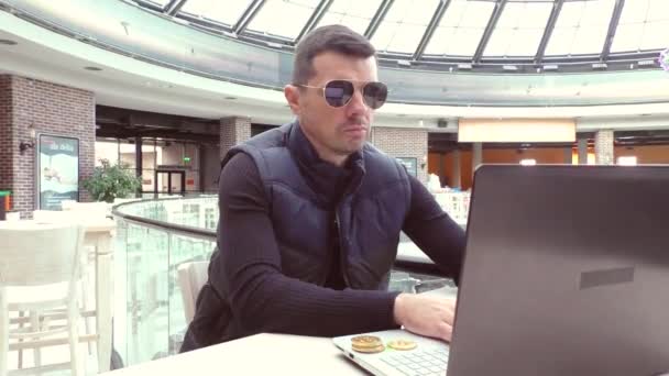 Man Trades Cryptocurrency Laptop Work Stock Exchange Remotely While Vacation — Vídeo de stock