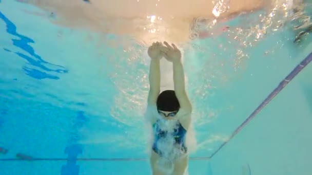 Mulher Esportes Nada Debaixo Água Durante Uma Competição Esportes Câmera — Vídeo de Stock