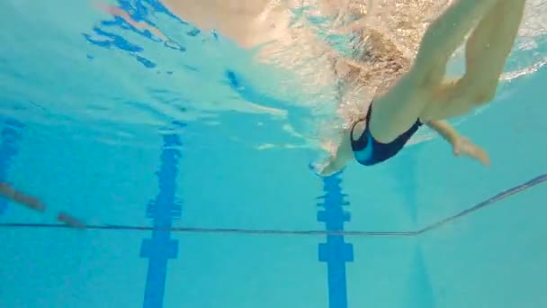 Спортивная Женщина Плавает Водой Время Соревнований Медленная Стрельба Водой — стоковое видео