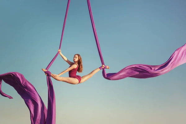 Gymnasten Kunstner Udfører Højt Himlen Hun Flyver Lærredet Viser Tricks - Stock-foto