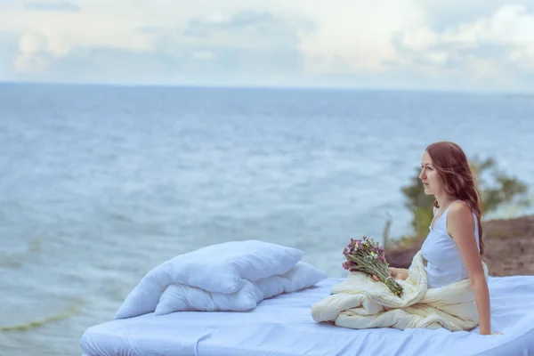 Kvinnan Sitter Sängen Ute Vid Havet Romantisk Kvinna Med Bukett — Stockfoto