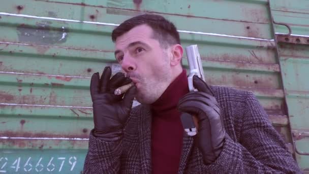 Άντρας Γκάνγκστερ Καπνίζει Ένα Πούρο Στο Χέρι Του Κρατά Όπλο — Αρχείο Βίντεο