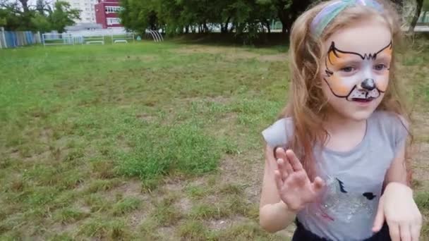 Little Girl Face Painting She Happily Dances Imagining Herself Fox — ストック動画