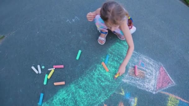 Українська Дівчинка Малює Дитячі Малюнки Крейдою Тротуарі — стокове відео
