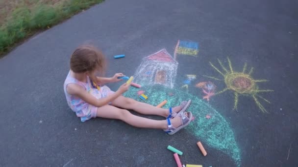 Українська Дівчинка Малює Дитячі Малюнки Крейдою Тротуарі — стокове відео
