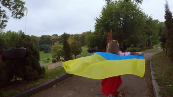 Ukraynalı Kız Çocuğu Elinde Bayrakla Koşuyor Çocuk Ukrayna Bayrağına Seviniyor — Stok video