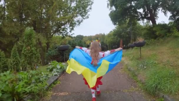 Gadis Ukraina Berjalan Dengan Bendera Tangannya Anak Itu Bersukacita Bendera — Stok Video