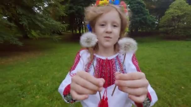 Ukrainska Flicka Traditionell Nationell Klänning Det Finns Traditionell Krans Den — Stockvideo