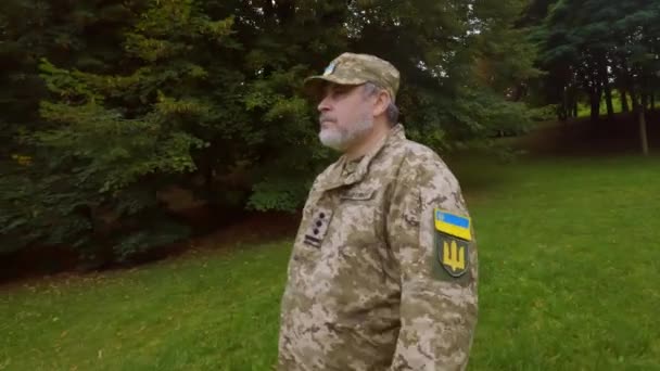 Männlicher Kommandeur der ukrainischen Armee. Stolz ukrainischer Offizier.