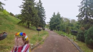 Ukraynalı kız çocuk orduyla oynuyor. Küçük bir kızın askeri babası. Çocuk savaşın bitiminden sonra Papa 'nın dönüşüne sevindi..