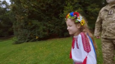 Ukraynalı kız çocuk orduyla oynuyor. Küçük bir kızın askeri babası. Çocuk savaşın bitiminden sonra Papa 'nın dönüşüne sevindi..