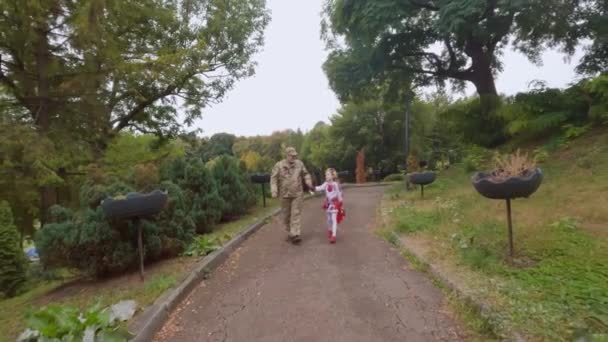 Oekraïense Militaire Vader Keerde Terug Naar Huis Naar Zijn Dochter — Stockvideo