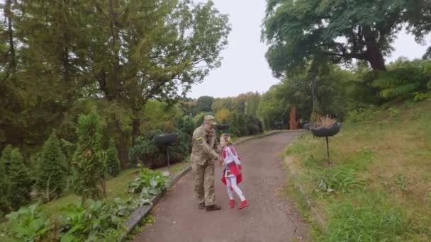 Український Військовий Тато Повернувся Додому Своєї Дочки Військовий Чоловік Дівчинка — стокове відео