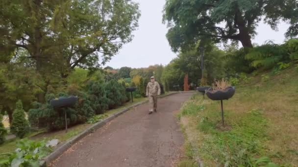Мужчина Командующий Украинской Армией Гордый Украинский Офицер — стоковое видео