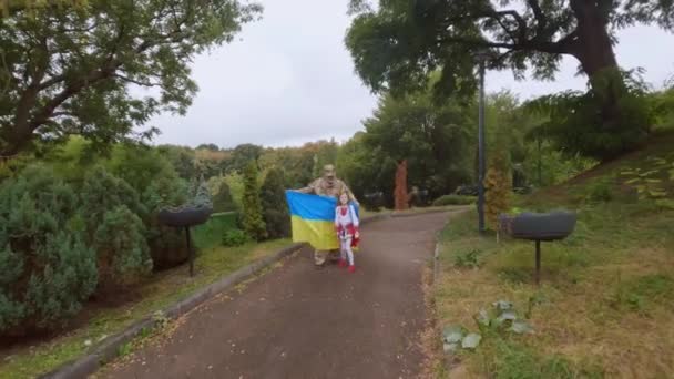 乌克兰军人父亲回到了他女儿身边 那个军人和那个小女孩手牵手地走着 — 图库视频影像