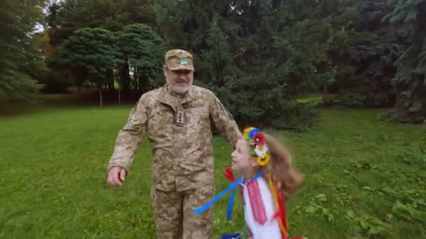 ウクライナの少女の子供は軍隊と遊ぶ 少女の軍の父 終戦後 教皇の帰国を喜びました — ストック動画