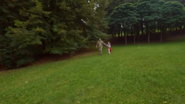 Ukrainisches Mädchen Spielt Mit Dem Militär Militärvater Eines Kleinen Mädchens — Stockvideo