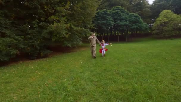 乌克兰女童与军队一起玩耍 一个小女孩的父亲是军人战争结束后 教皇回来了 这孩子高兴极了 — 图库视频影像