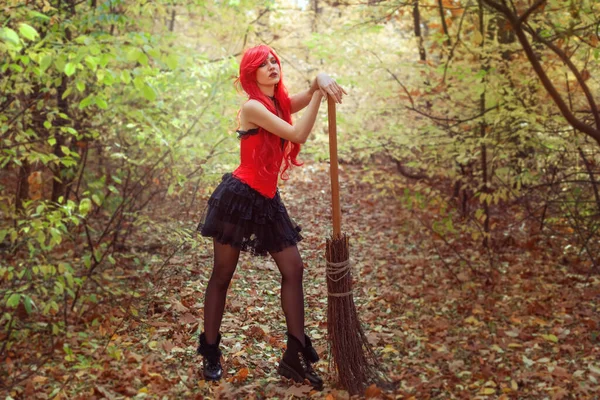 Genç Güzel Cadı Kadın Sonbahar Ormanında Süpürgesiyle — Stok fotoğraf